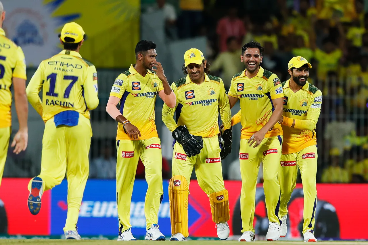 CSK vs GT | Twitter in awe as vintage Dhoni pulls off yet another iconic stunner at full-stretch