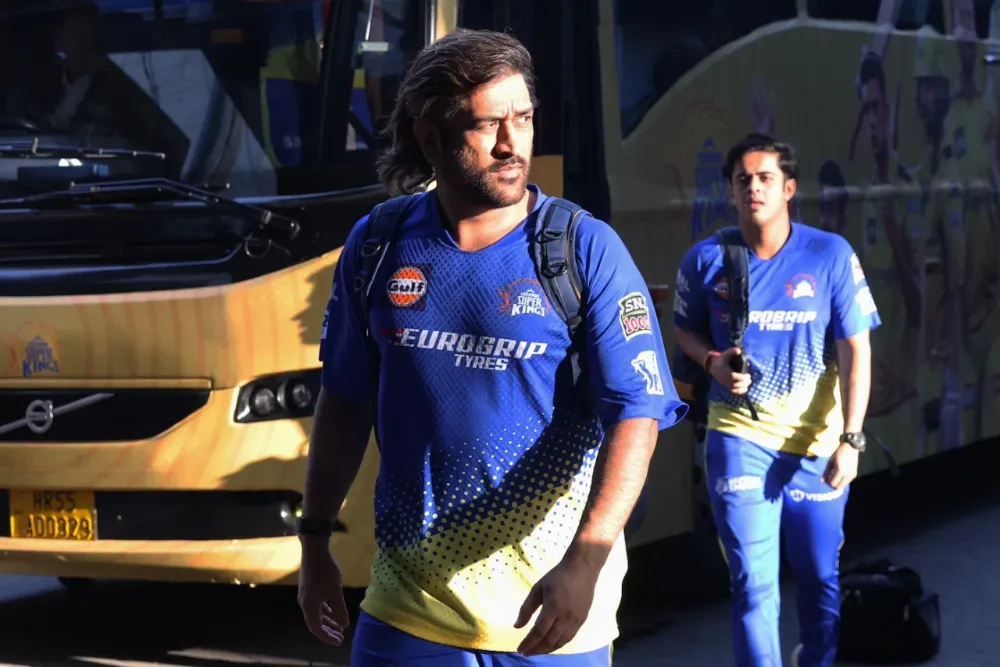 MI vs CSK | Twitter in awe as Hardik Pandya enters Chennai camp to embrace MS Dhoni