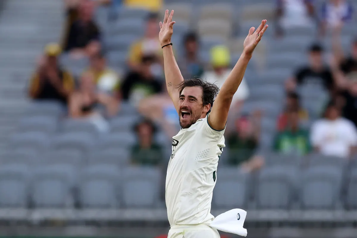NZ vs AUS | Twitter in splits as laughing Starc wipes out flapping Green with full-blooded drive