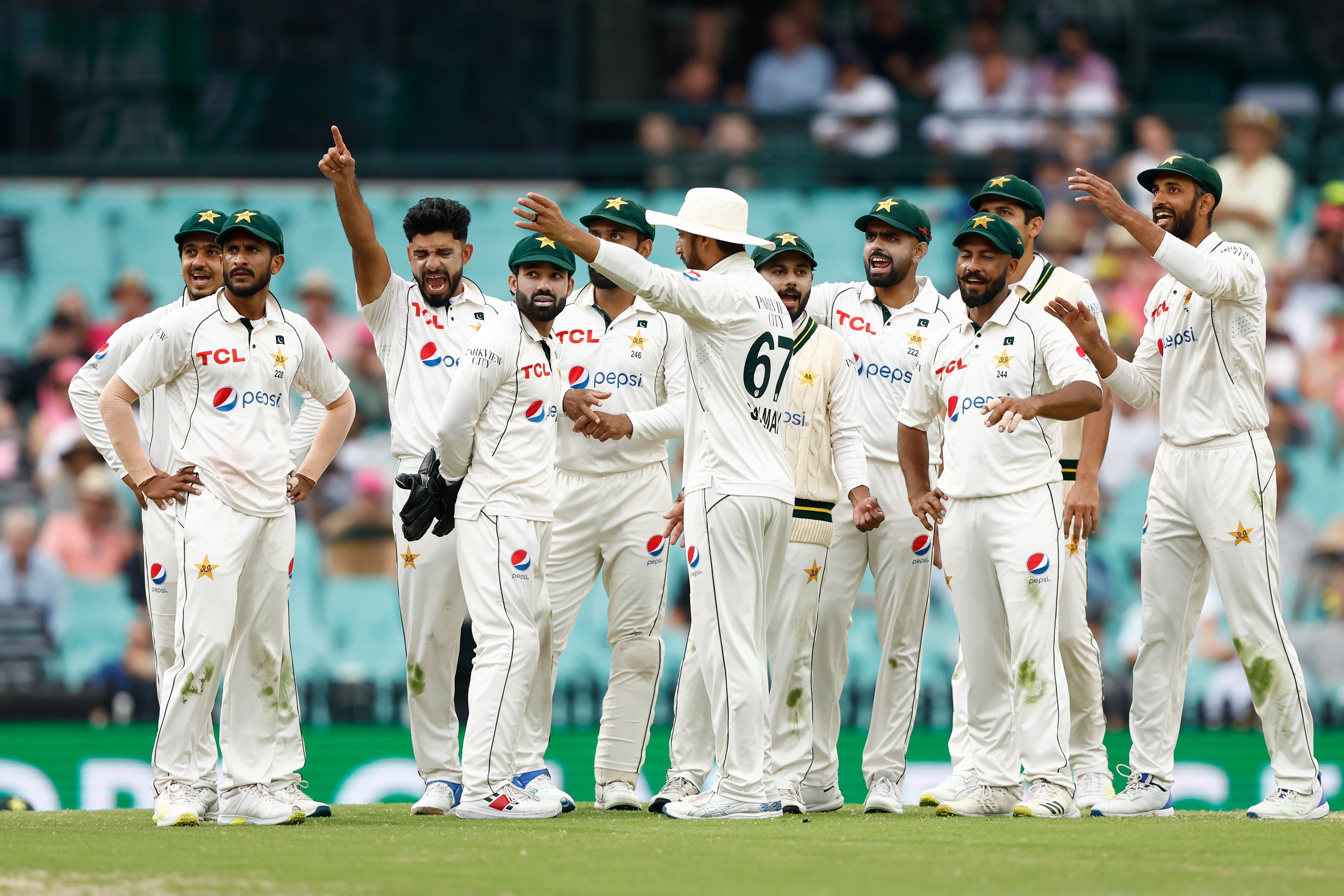 AUS vs PAK | Twitter reacts as disciplined Pakistan restrain Australia before bad light stops play on Day 2