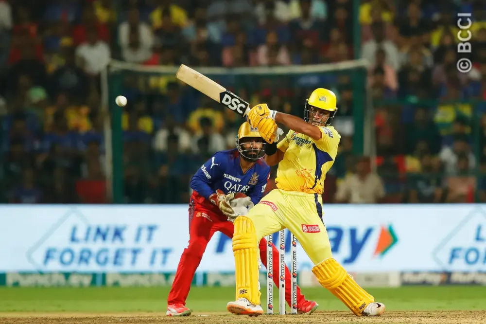 RCB vs CSK | Twitter praises Rachin for his gracious run-out acceptance to extend Dube's stay  