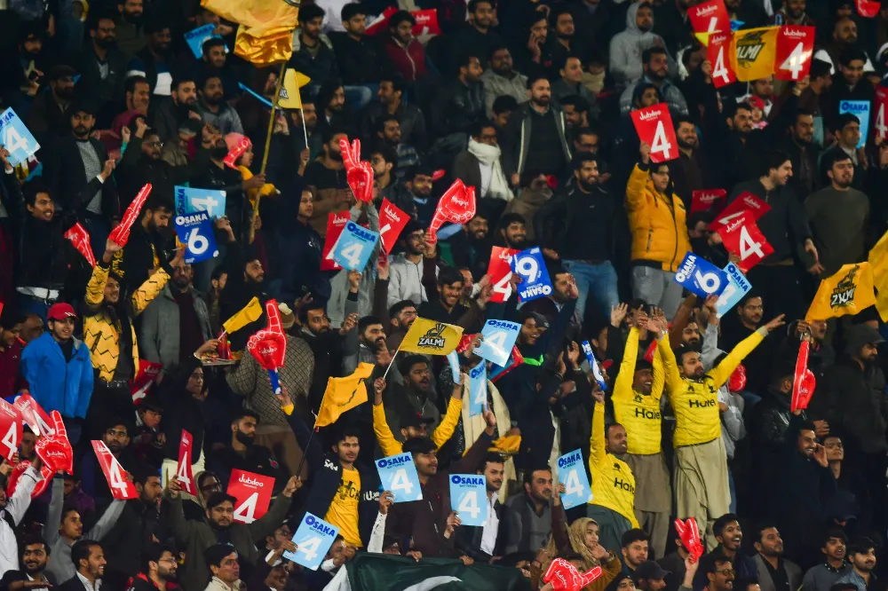 PSL 2024 | Twitter and Rawalpindi crowd goes gaga as rogue kite interrupts play