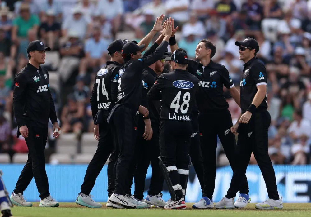 Twitter reacts as Trent Boult dismisses Dawid Malan after discussing DRS call with batter