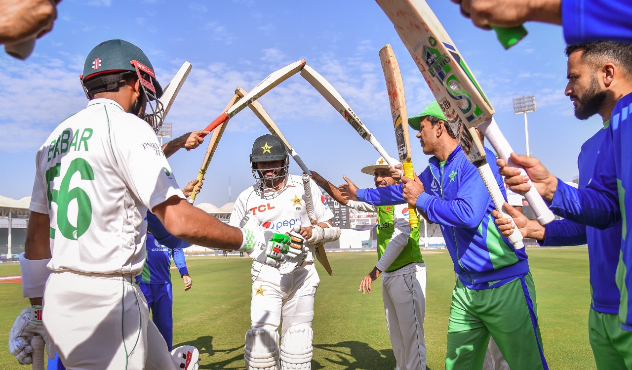 PAK vs ENG | Twitter reacts to England and Pakistan players bidding Azhar Ali memorable farewell 