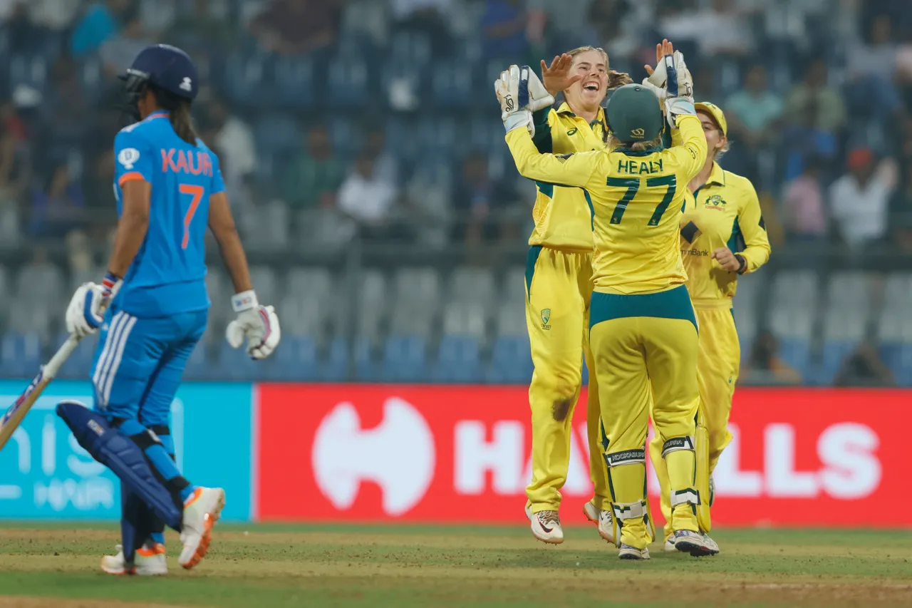 IND W vs AUS W | Twitter reacts to India getting no runs despite batters completing a double