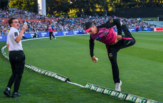 WATCH, BBL | Shaw’s daring reflex at boundary edge pauses Interviewer mid-sentence