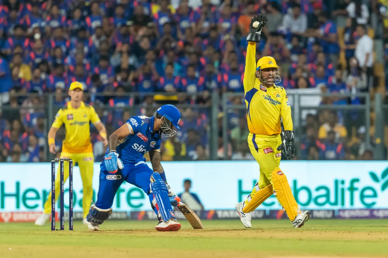 IPL 2023, MI vs CSK | Twitter in awe of MSD’s masterclass as he turns back clock with 'Dhoni Review System'