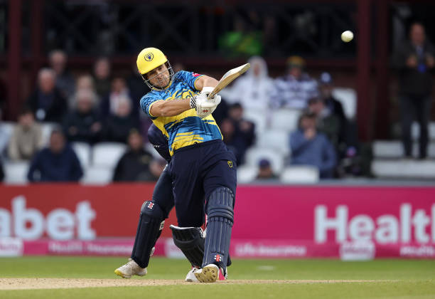 Vitality T20 Blast | Twitter labels Sam Hain ‘selfish’ for blatantly ignoring Jake Lintott’s fall to complete personal milestone