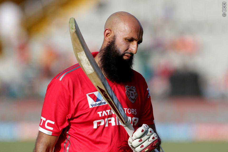 WATCH : Hashim Amla walks off without the opposition appealing