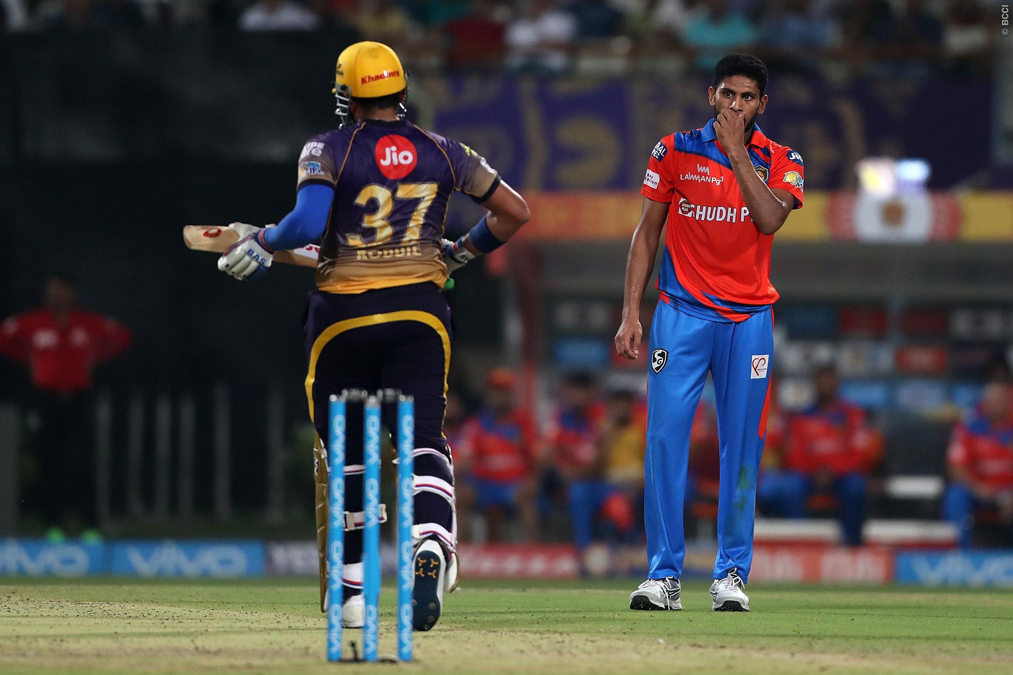 WATCH Gujarat Lions fail to appeal for a stonewall LBW as IPL