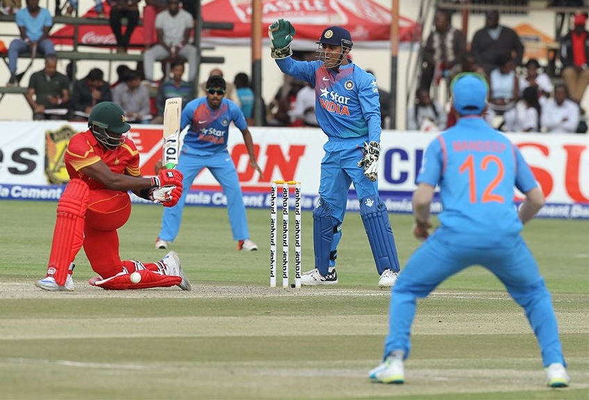 Dhoni went out of the way to make the youngsters comfortable: Sanjay Bangar