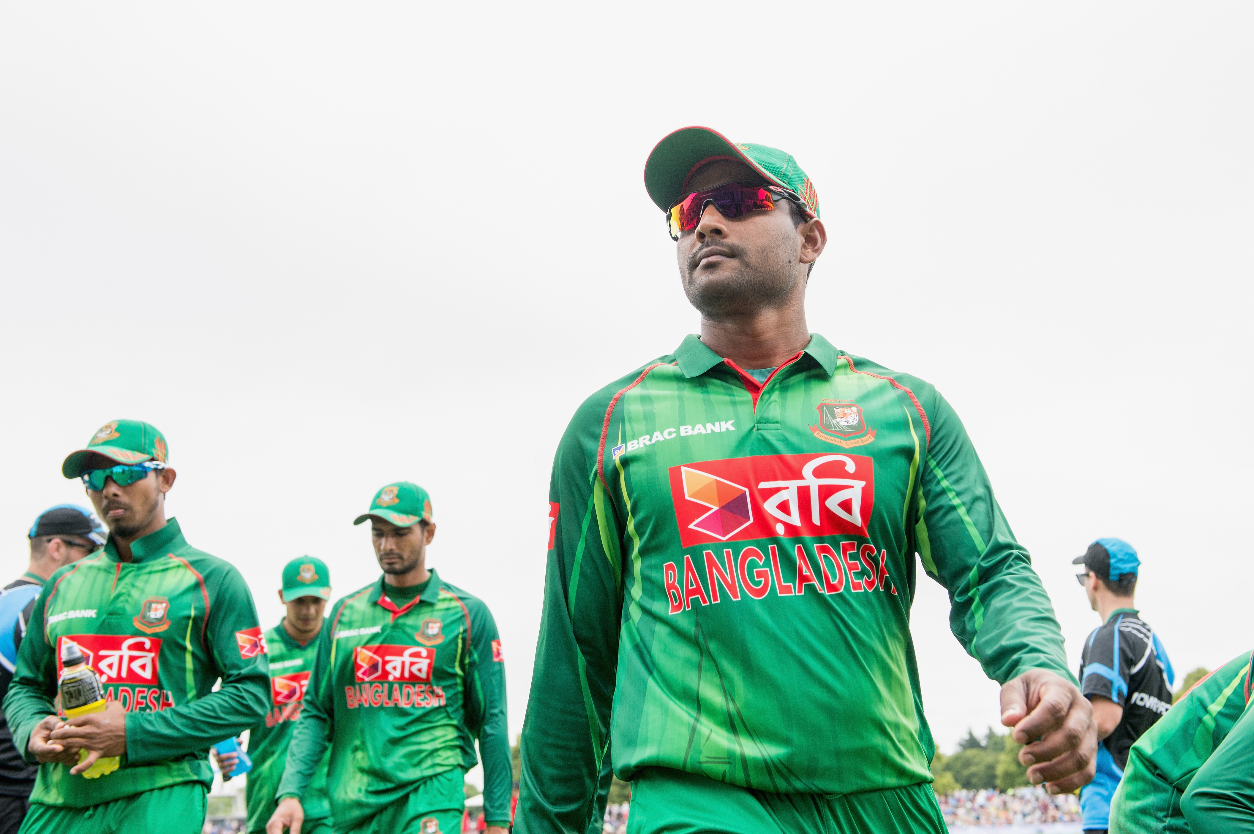Watch : Bangladesh's Imrul Kayes narrowly avoids a nasty injury while fielding