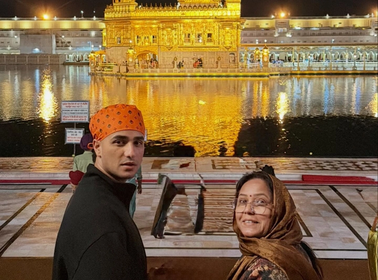 Abhishek Sharma Offers Prayers at Golden Temple with Mother.