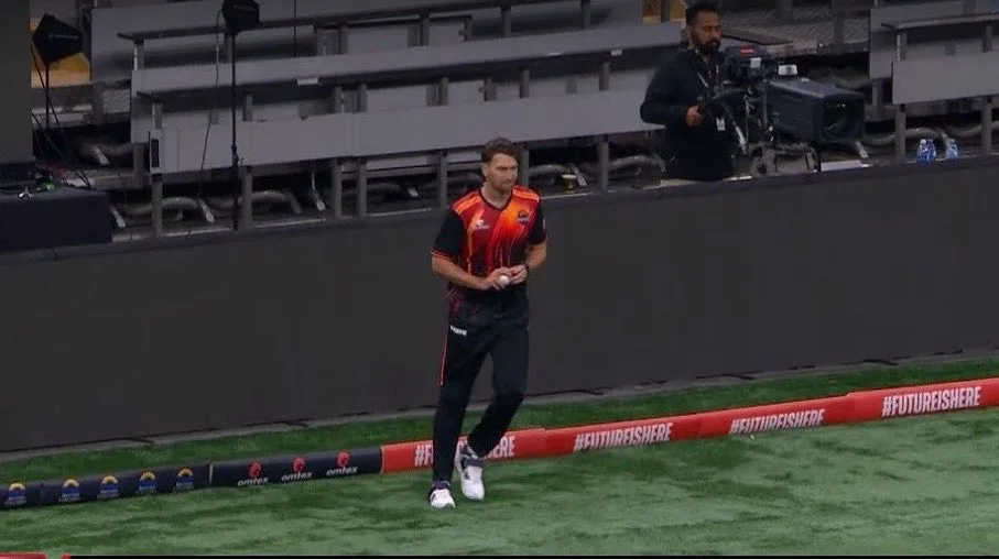 Twitter Erupts as Richard Gleeson Starts Run-Up From the Boundary.