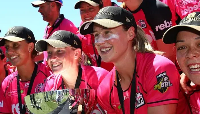 Ellyse Perry holding Women’s Big Bash League title.