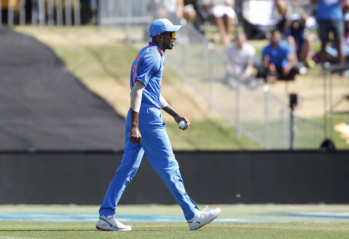 Twitter loses it's mind after Hardik Pandya takes a stunning catch