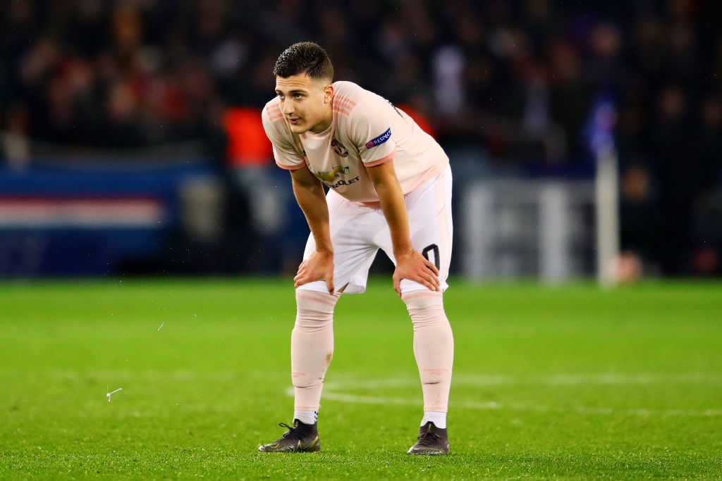 Reports | Diogo Dalot undergoes treatment on a hip injury in China