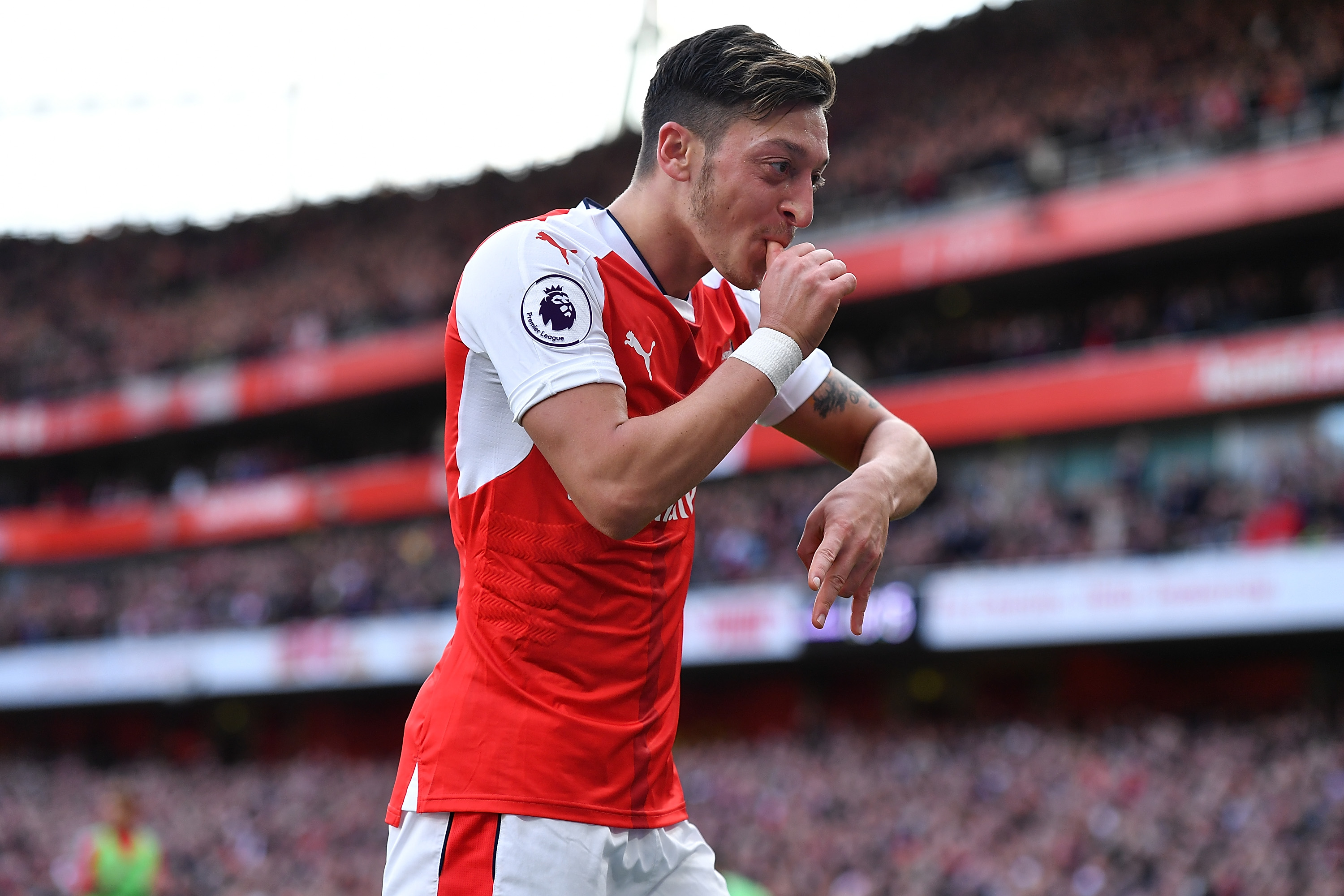 Mesut Ozil ready to stay at Arsenal, if Wenger stays