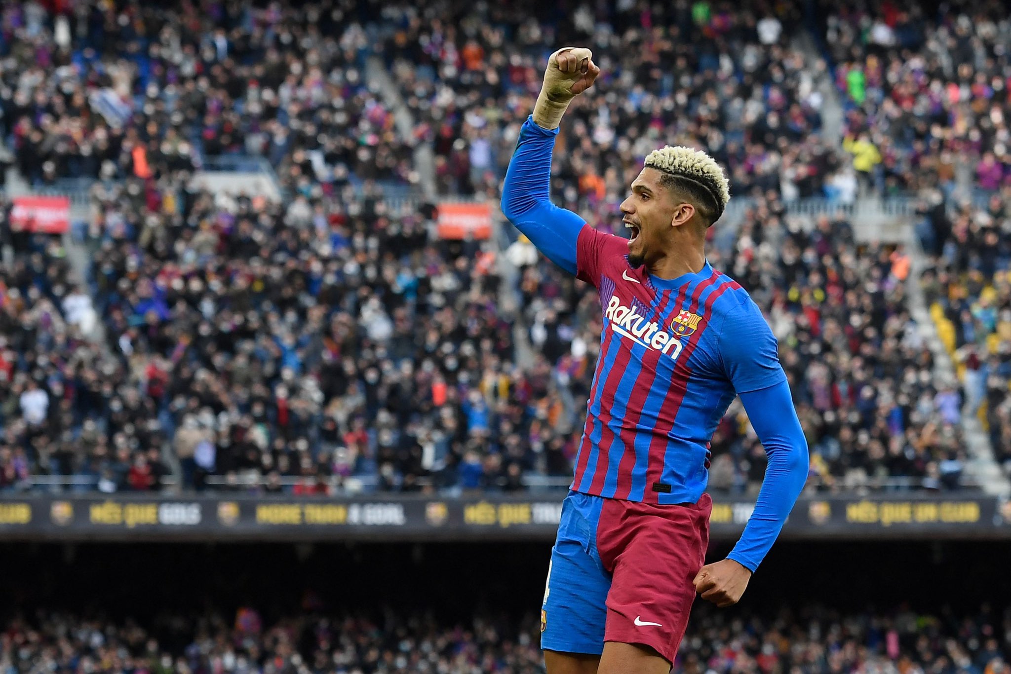Ronald Araujo signs new contract with Barcelona until 2026 despite interest from Europe