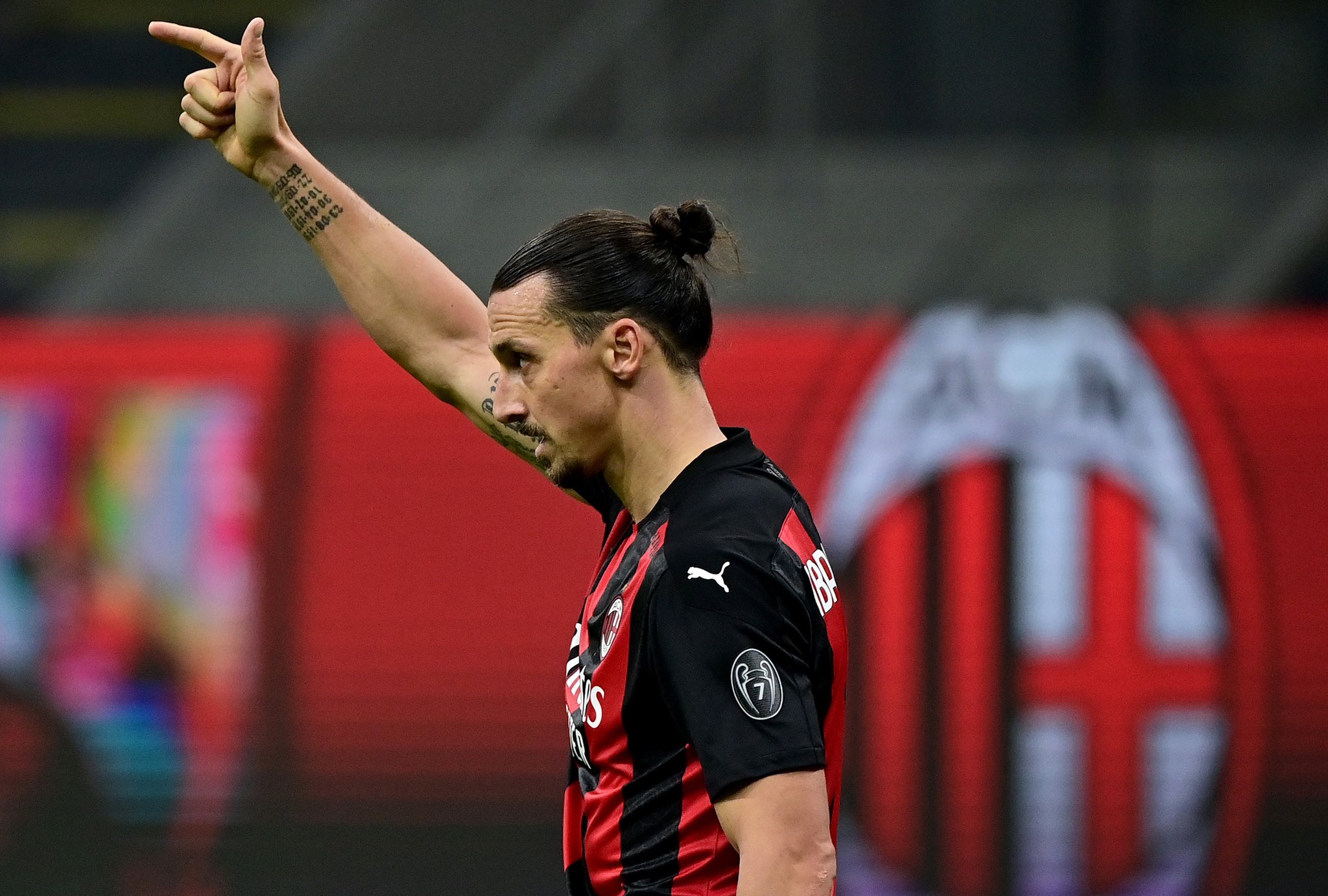 Zlatan Ibrahimovic signs one year contract extension until 2023 with AC Milan