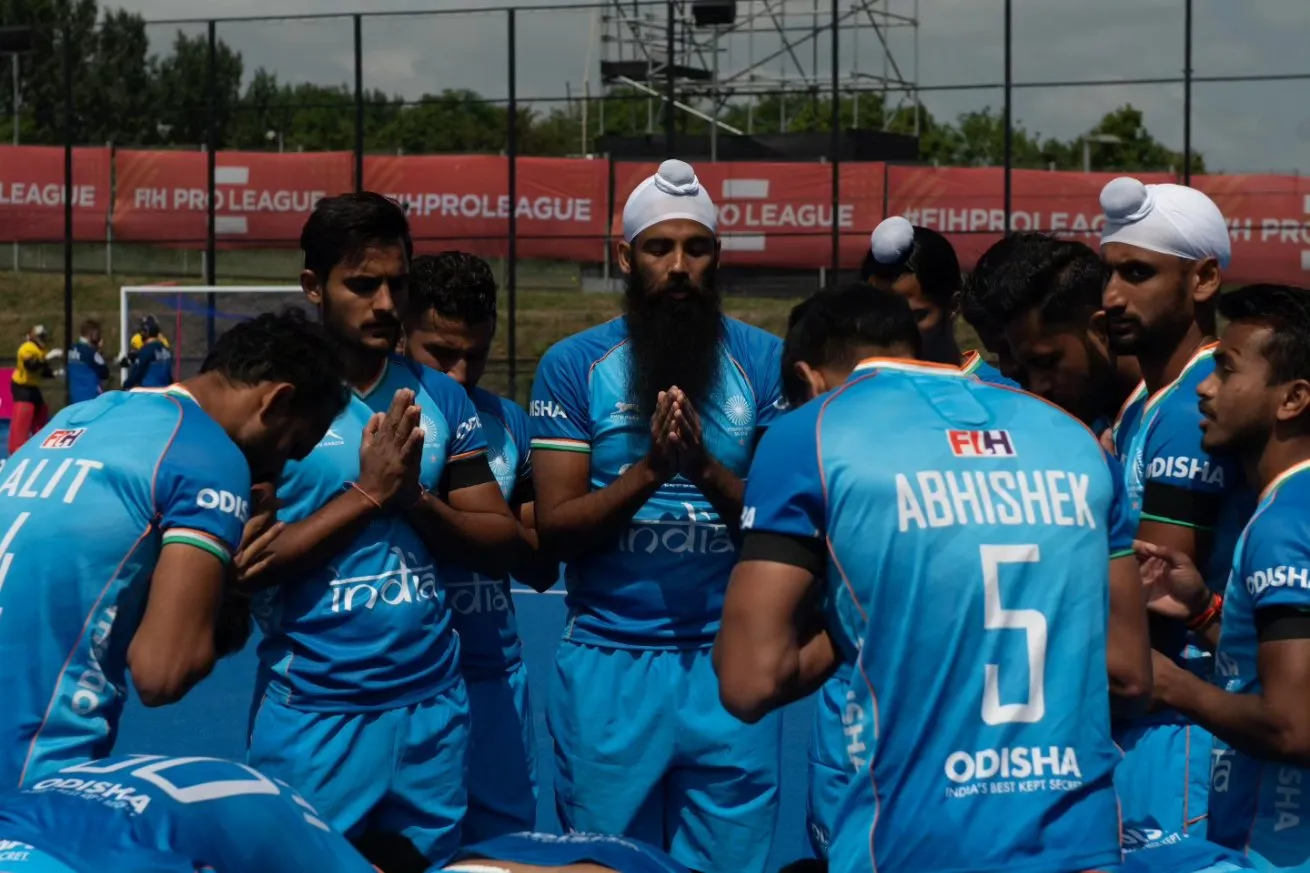 FIH Hockey Pro League | Indian team observes a minute's silence for Odisha train disaster victims, sport black armbands