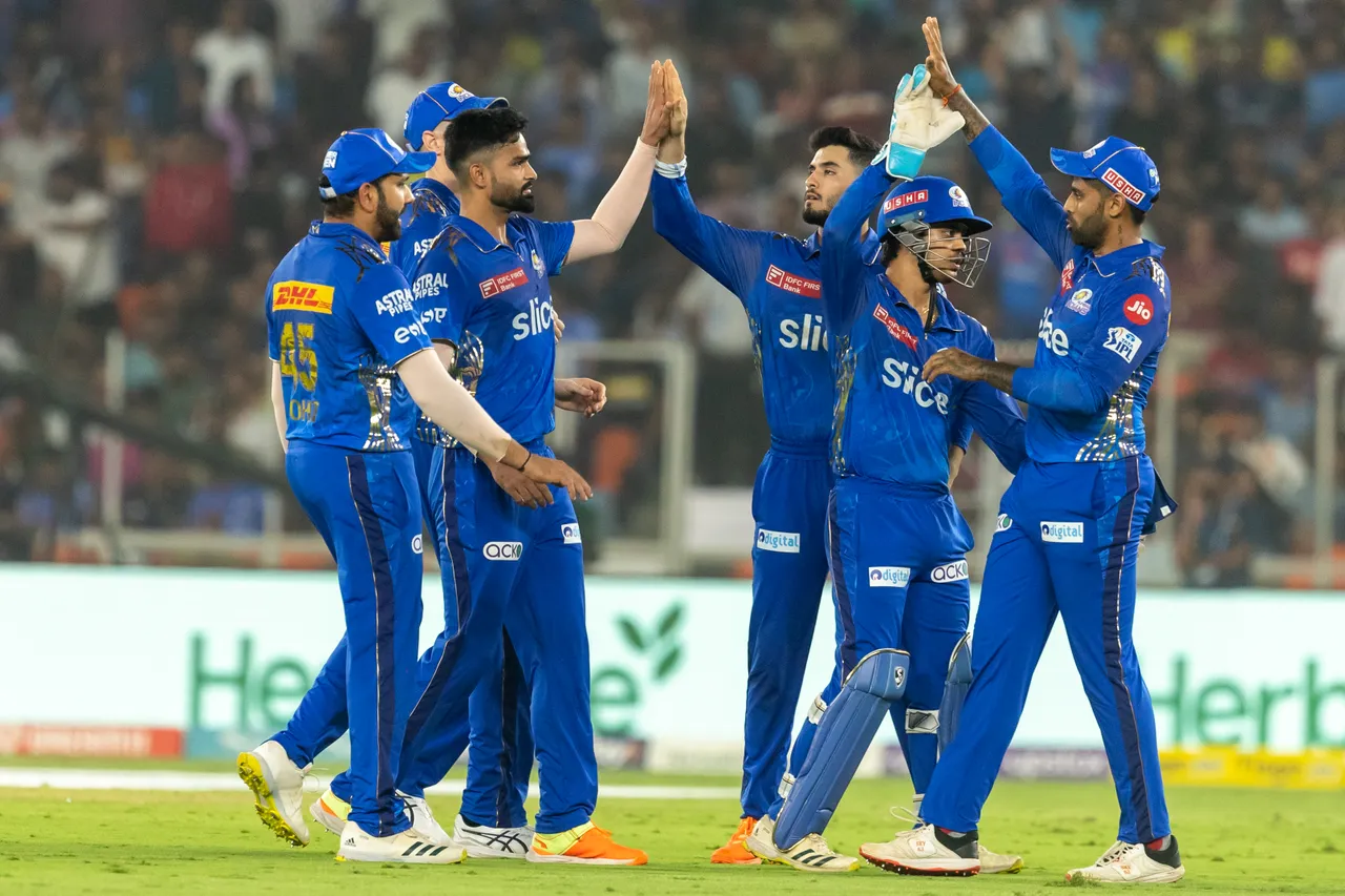 IPL 2023, GT vs MI | Twitter reacts as Behrendorff's comical dropped catch draws meme worthy reaction from Stubbs 