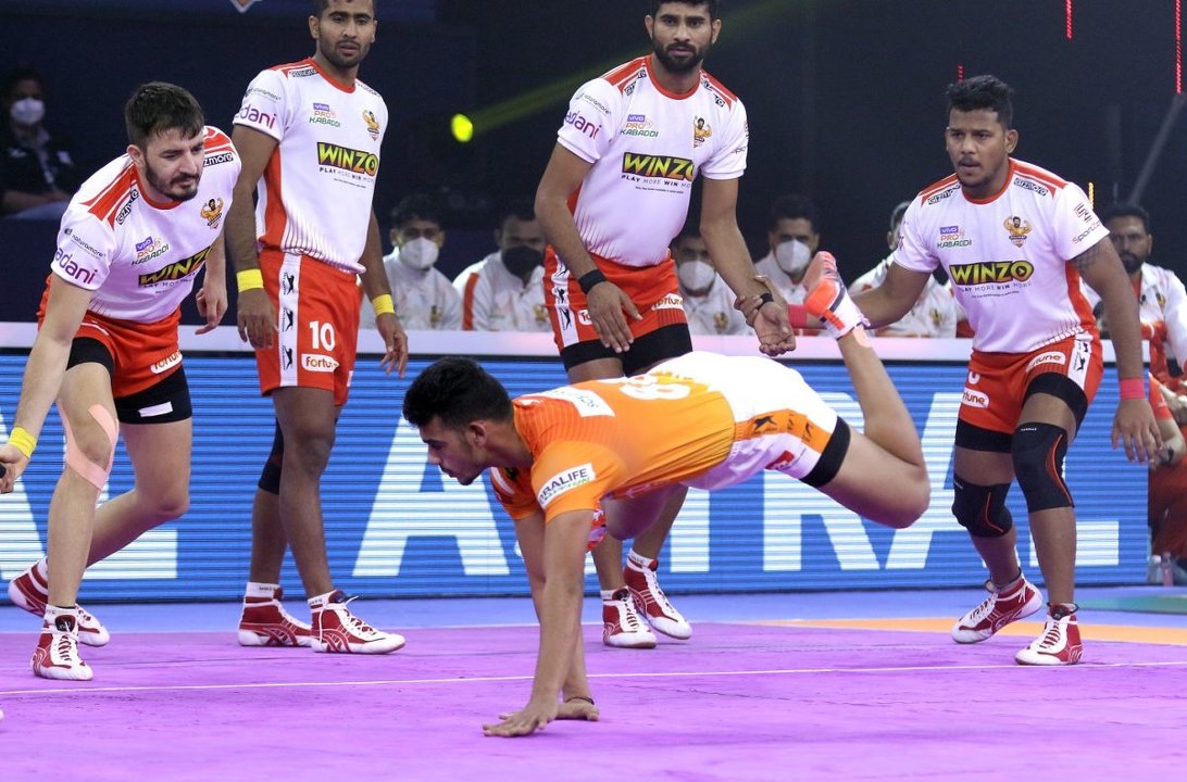 PKL | Twitter stunned after U mumba's Mohit and Rahul Sethpal pull off a stunning tackle on Puneri Paltan's Mohit Goyat 