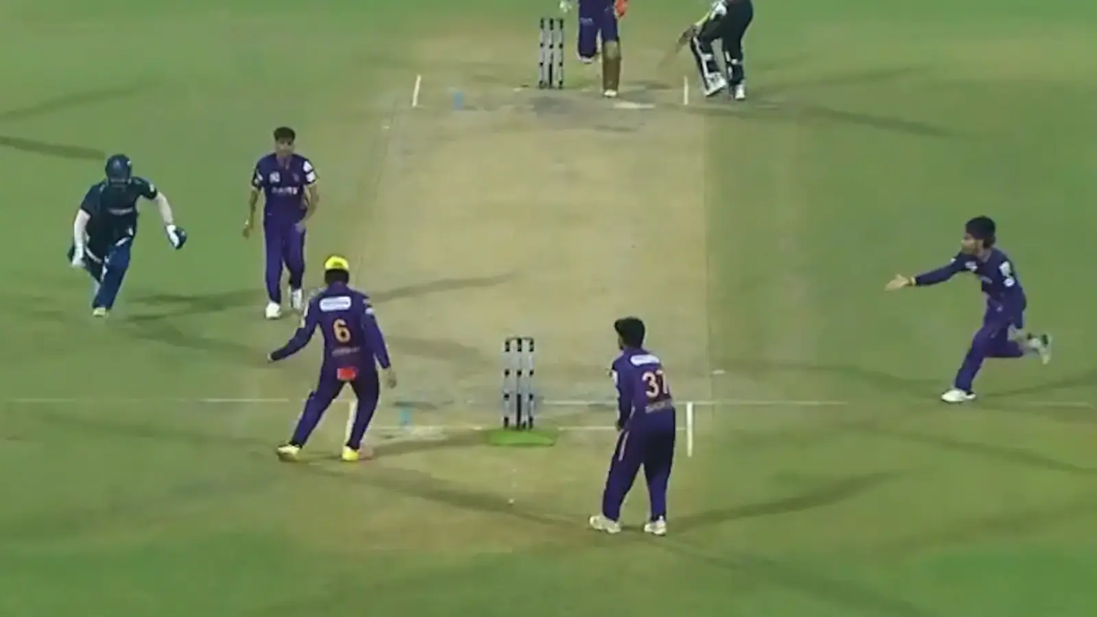 Twitter Explodes Over Unbelievable Run Out in Delhi Premier League.