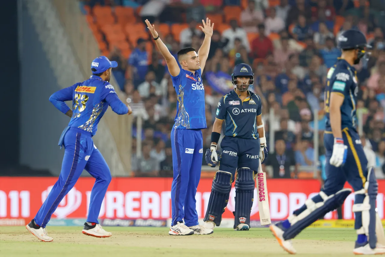 IPL 2023, GT vs MI | Twitter criticizes umpires for allowing Gujarat Titans to take DRS after timer expired