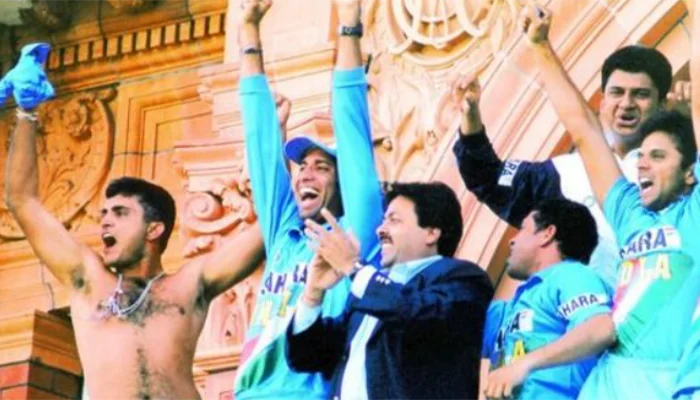 Sourav Ganguly waving his T-shirt after winning the match against England.