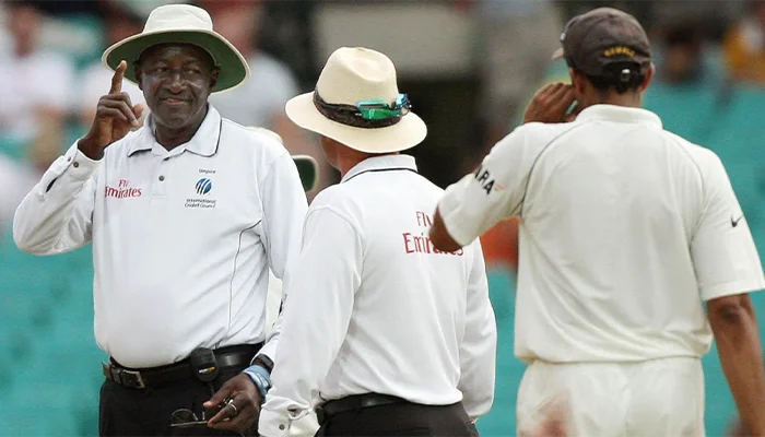 Steve Bucknor umpiring in the famous 2008 Border-Gavaskar Trophy.