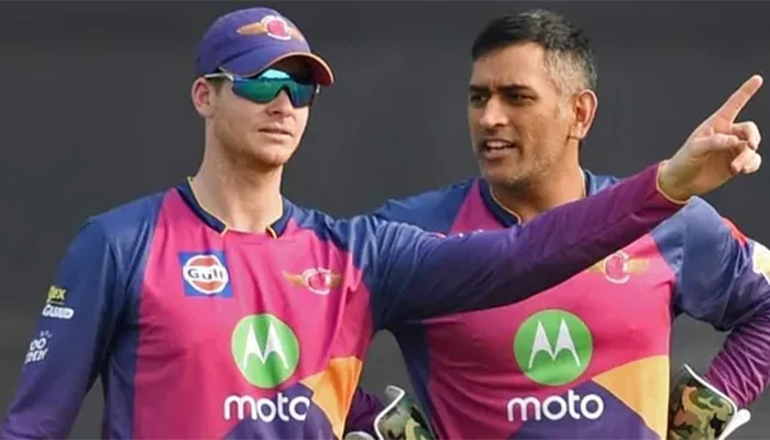 Steven Smith and MS Dhoni playing for Rising Pune Supergiants.