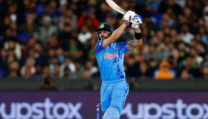 Virat Kohli smashed two consecutive sixes against Pakistan in the 2022 T20 World Cup game.